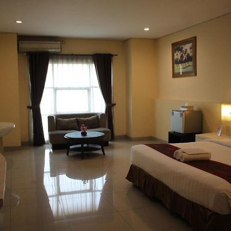 Hotel President Executive Club Cikarang Exterior foto